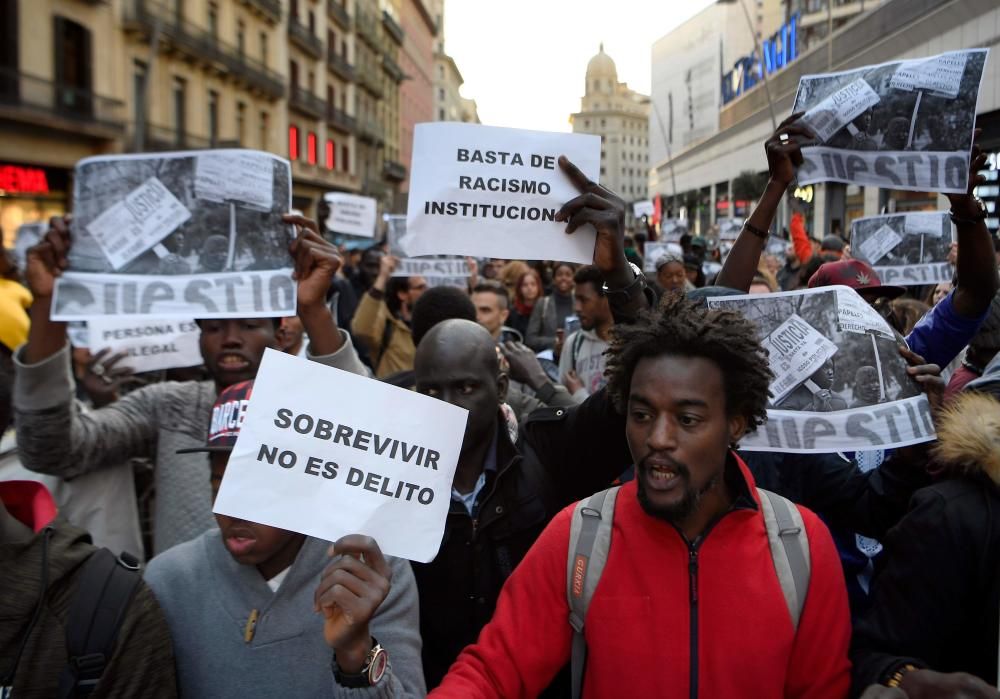 Manifestación en el barrio madrileño de Lavapiés por la muerte de un ''mantero''