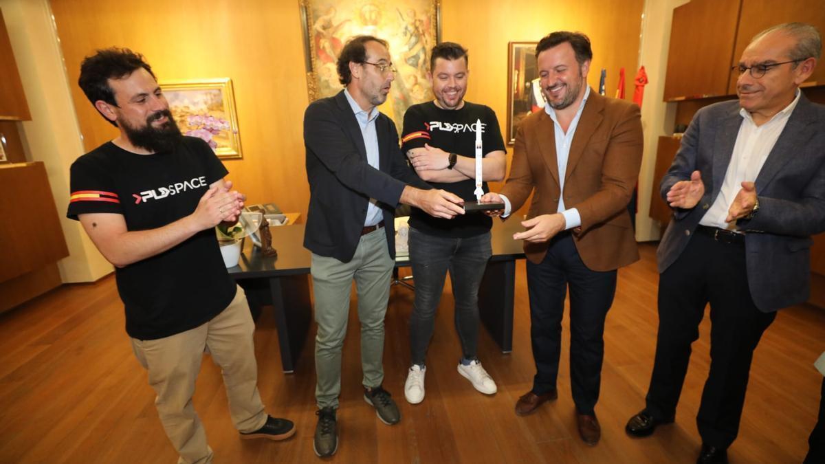 Los responsables de PLD Space, con el alcalde de Elche, Pablo Ruz, tras el éxito del lanzamiento del Miura 1.