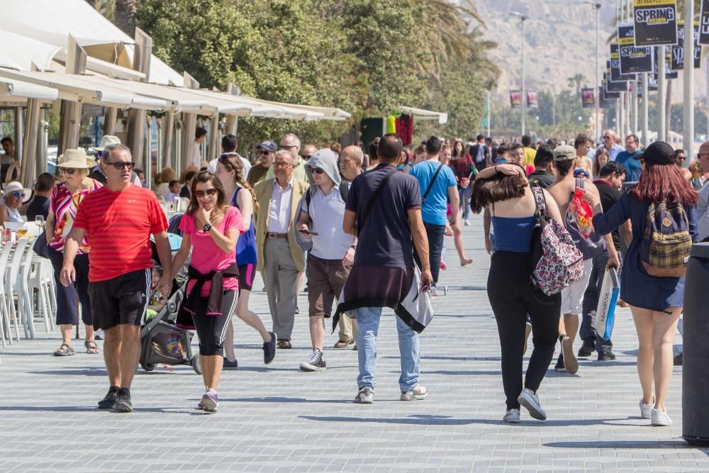 Cientos de personas disfrutan de los 24 grados de máxima que se han registrado hoy en la ciudad