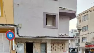 Intoxicados por humo unos okupas al incendiarse una casa en obras en la Playa de Palma