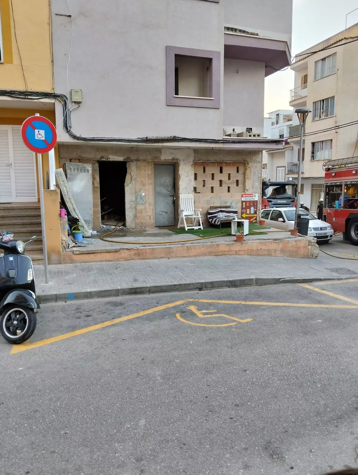 VÍDEO | Intoxicados por humo unos okupas al incendiarse una casa en obras en la Playa de Palma