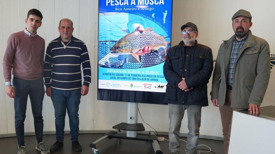 Los organizadores del curso posan junto al cartel.