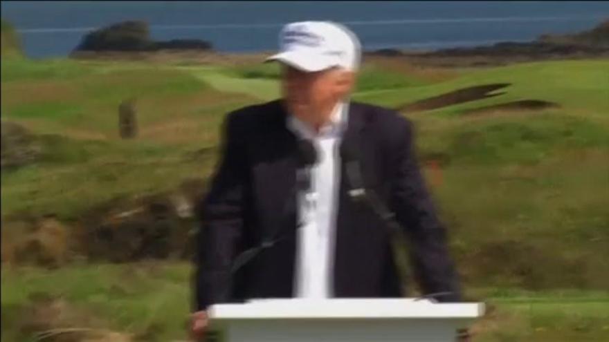 VÍDEO / Un espontáneo intenta regalar a Trump pelotas de golf con esvásticas en Escocia