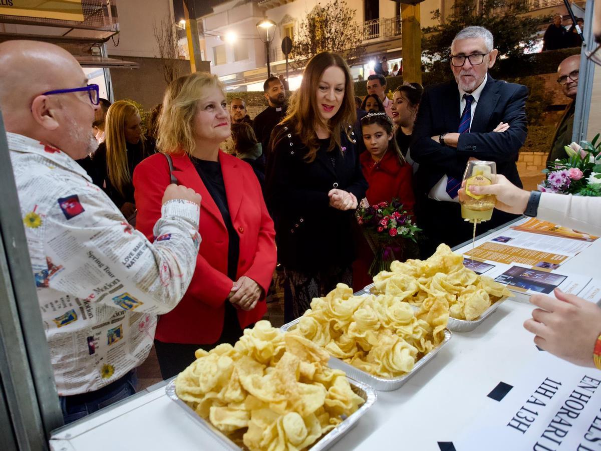 Las autoridades en una de los puestos de la feria.