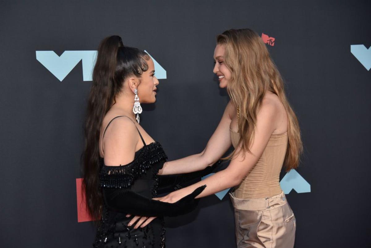 Rosalía y Gigi Hadid se saludan en la alfombra roja de los MTV VMA's 2019