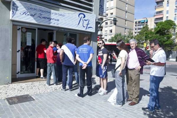 Aficionados del Real Zaragoza recogen sus entradas para la 'final' ante el Getafe