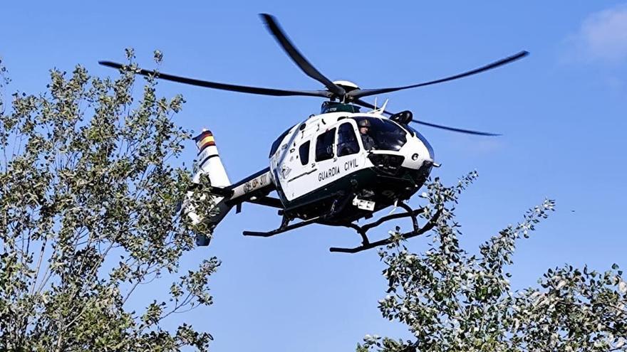 Un helicóptero durante la búsqueda del desaparecido.
