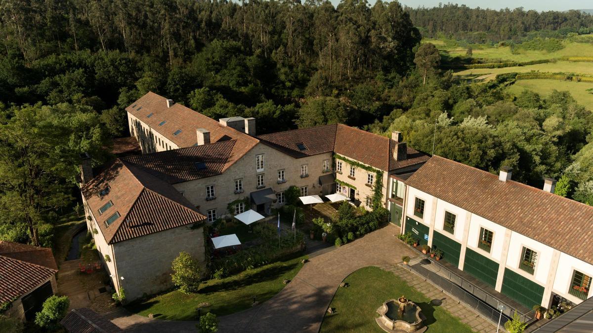 A Quinta da Auga en el silencioso bosque verde de robles centenarios junto al río Sar