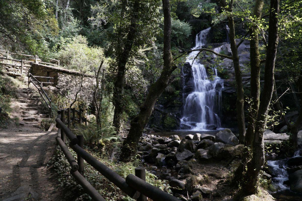 En esta cascada el el río Mau se precipitan por un desnivel de 25 metros.