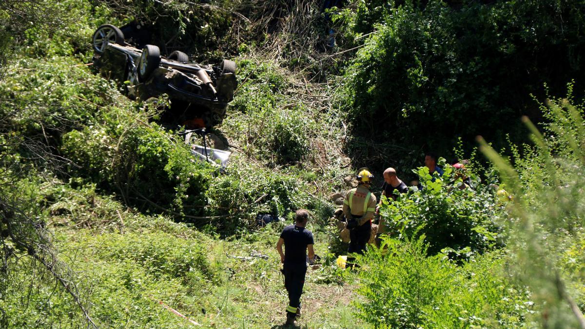 Bombers i dels Mossos d'Esquadra i del vehicle accidentat, el qual precipitat per un desnivell a l'N-420, a Pradell de la Teixeta