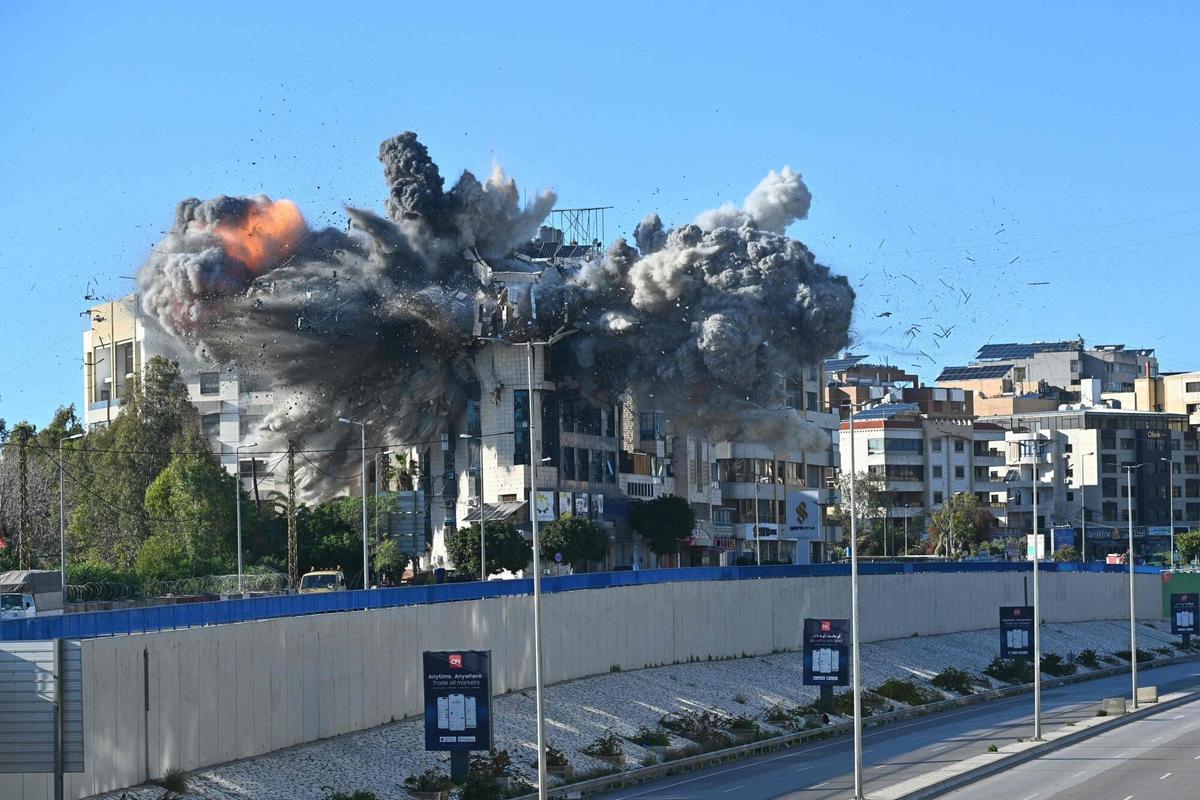 Explosión tras un ataque israelí que tuvo como objetivo un edificio adyacente a la autopista que conduce al aeropuerto internacional de Beirut el 31 de marzo de 2026.