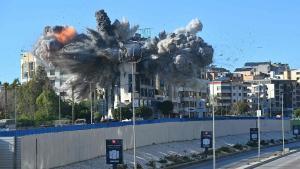 Explosión tras un ataque israelí que tuvo como objetivo un edificio adyacente a la autopista que conduce al aeropuerto internacional de Beirut el 31 de marzo de 2026.