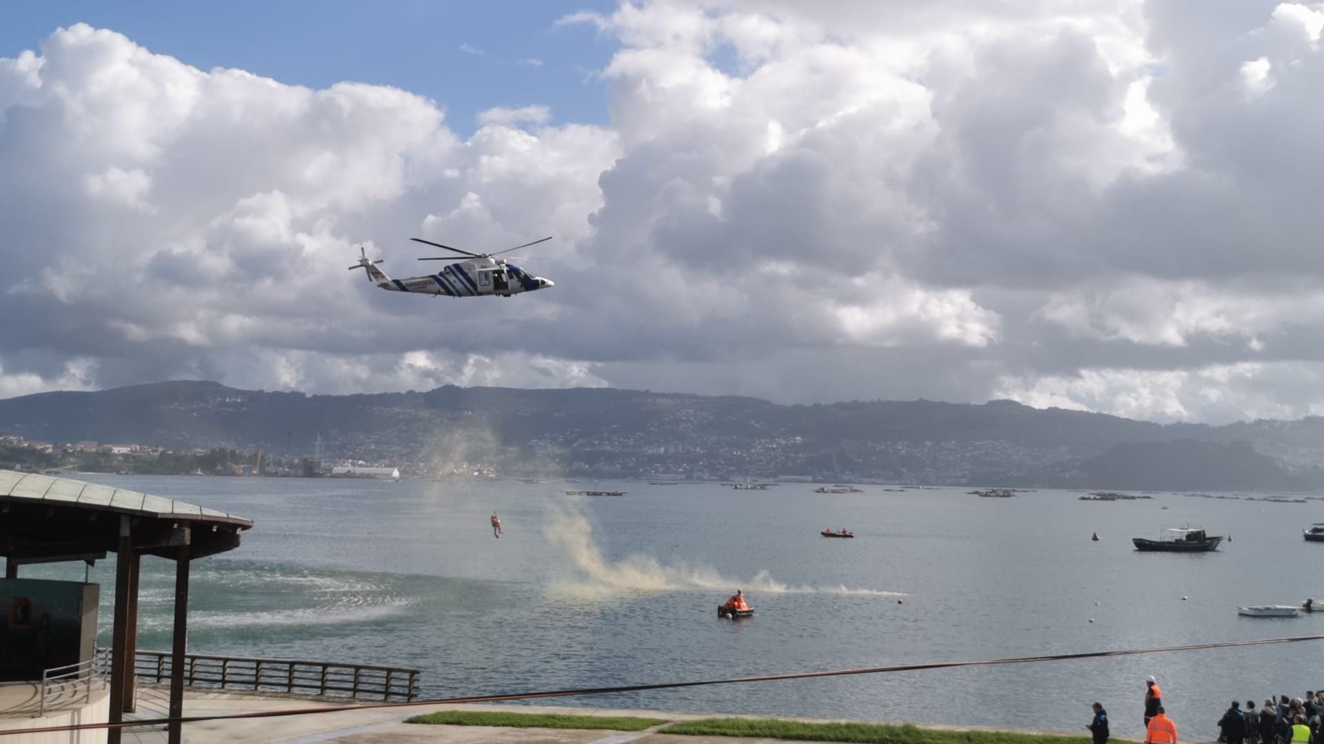 Escenas del simulacro de rescate frente a Moaña.