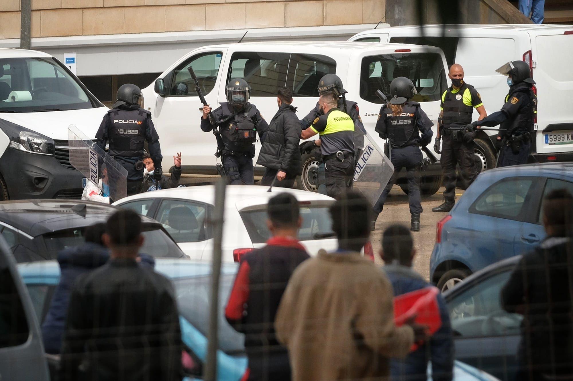 Varios migrantes detenidos tras otra protesta por la comida en Las Raíces