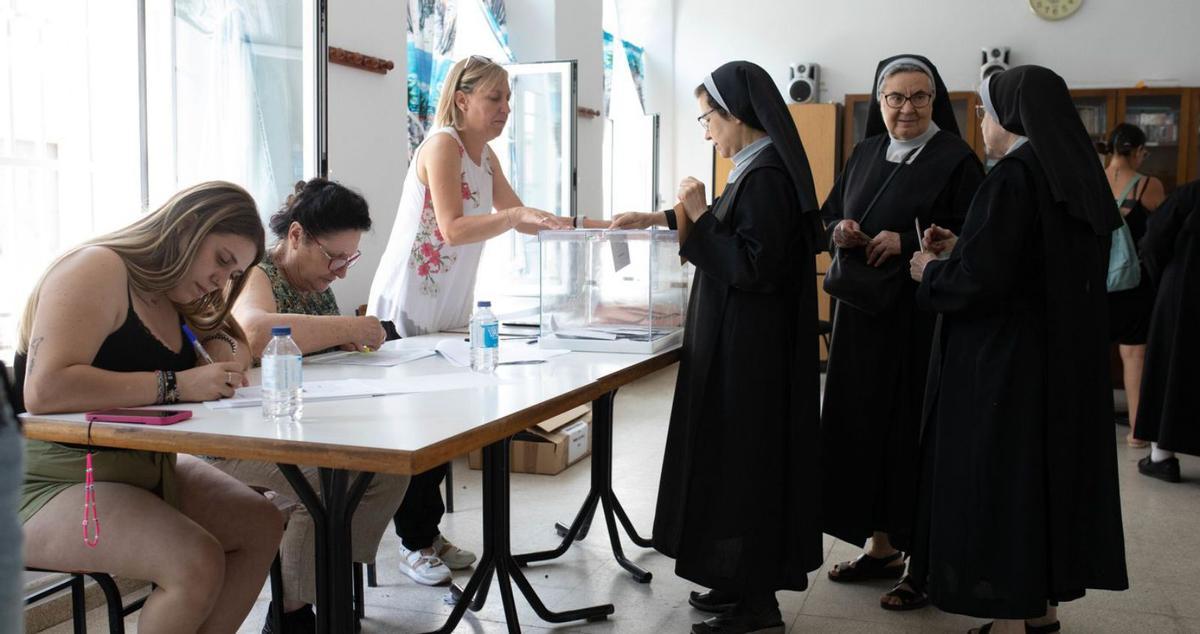 Varias monjas esperan en una mesa para poder votar. | Ana Burrieza