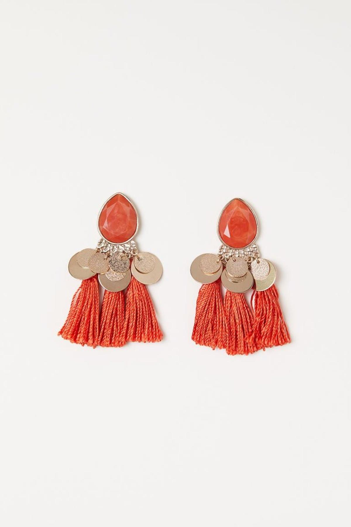 Pendientes naranjas de H&amp;M. (Precio: 5,99 euros)