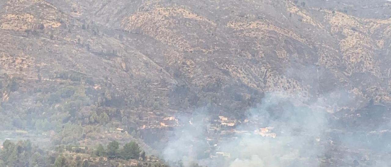 Complicada orografía y escasa visibilidad por el humo: el incendio de Tàrbena desde el aire