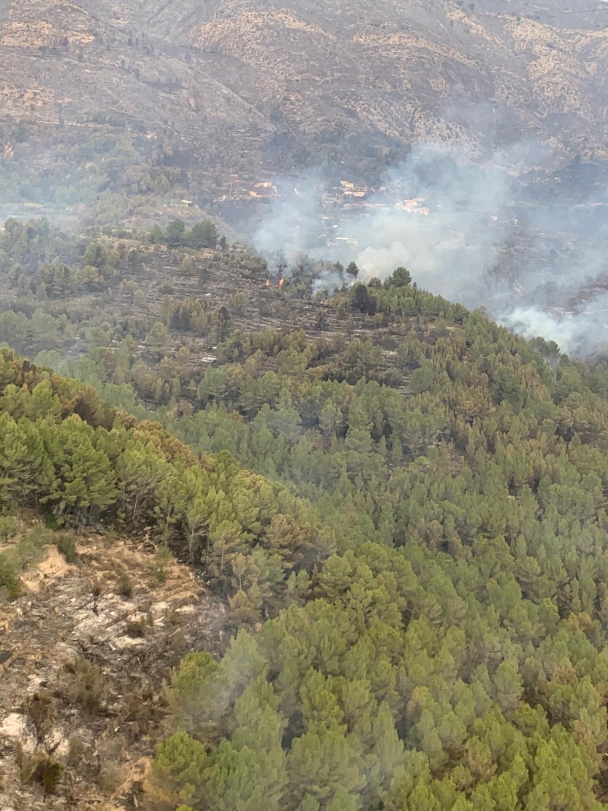 Complicada orografía y escasa visibilidad por el humo: el incendio de Tàrbena desde el aire