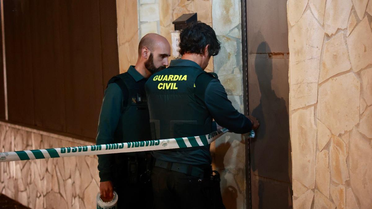 Agentes de la Guardia Civil, en la entrada de la vivienda donde ha ocurrido el crimen