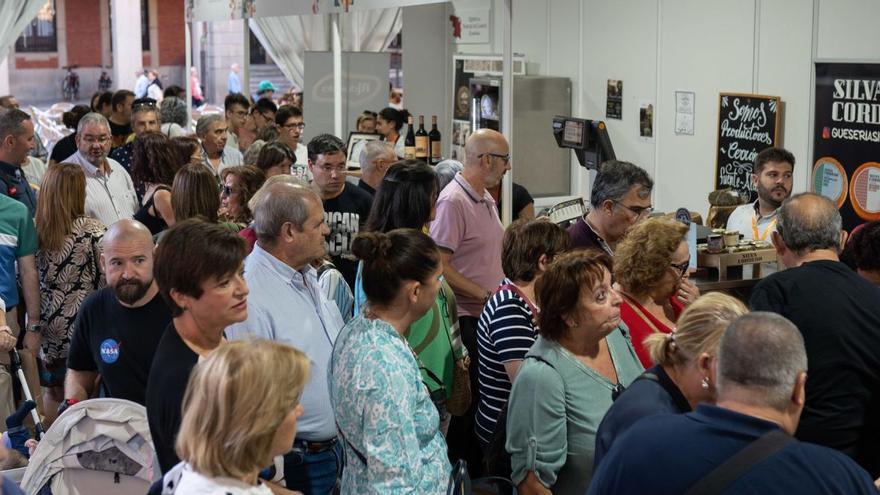 Zamoranos y turistas llenan la Plaza Mayor para visitar los puestos de la Feria Fromago.