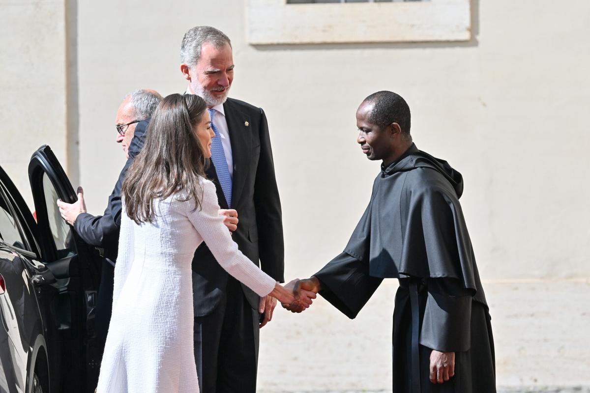 Felipe VI y la reina Letizia llegan al Vaticano para su audiencia con León XIV.
