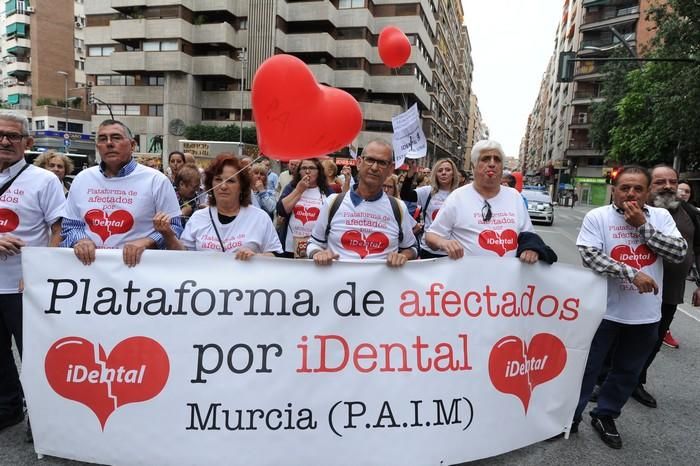 Manifestación de afectados por el cierre de iDenta