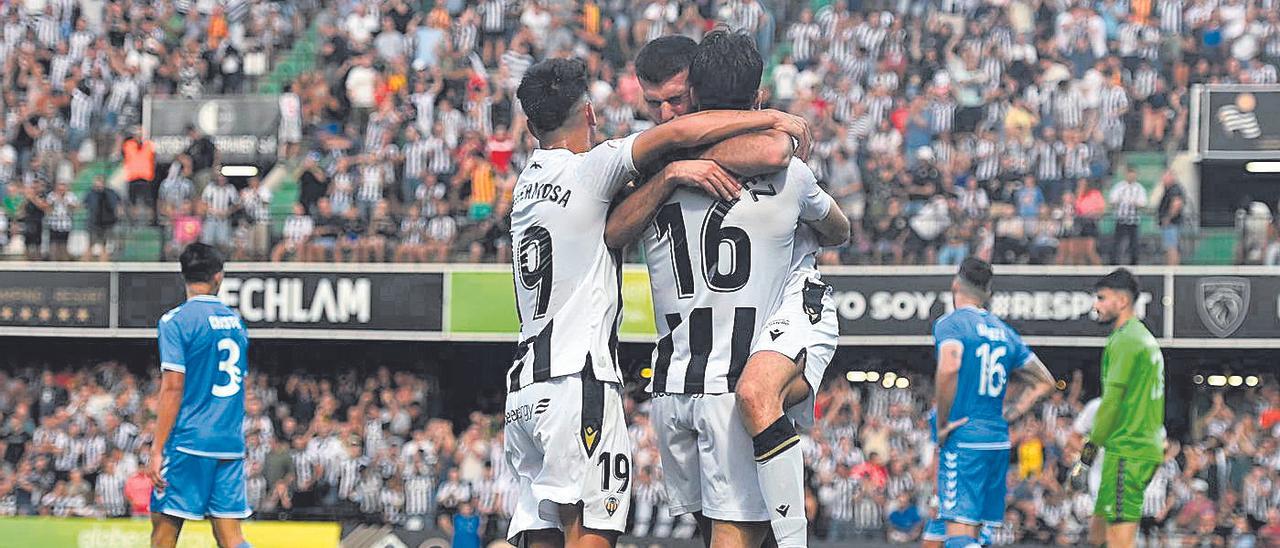 Villahermosa, Calavera y Manu Sánchez celebran un gol durante la victoria del Castellón sobre el Intercity.