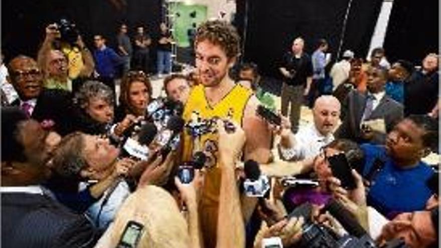 Pau Gasol (Lakers), atenent dissabte els mitjans de comunicació.