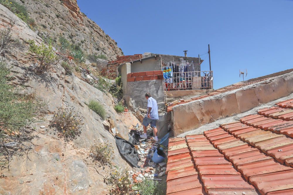 Socavones, grietas... los vecinos de la calle San Bruno de Callosa temen que se venga abajo. El Síndic de Greuges investiga qué van a hacer las administraciones ante la denuncia de treinta familias qu