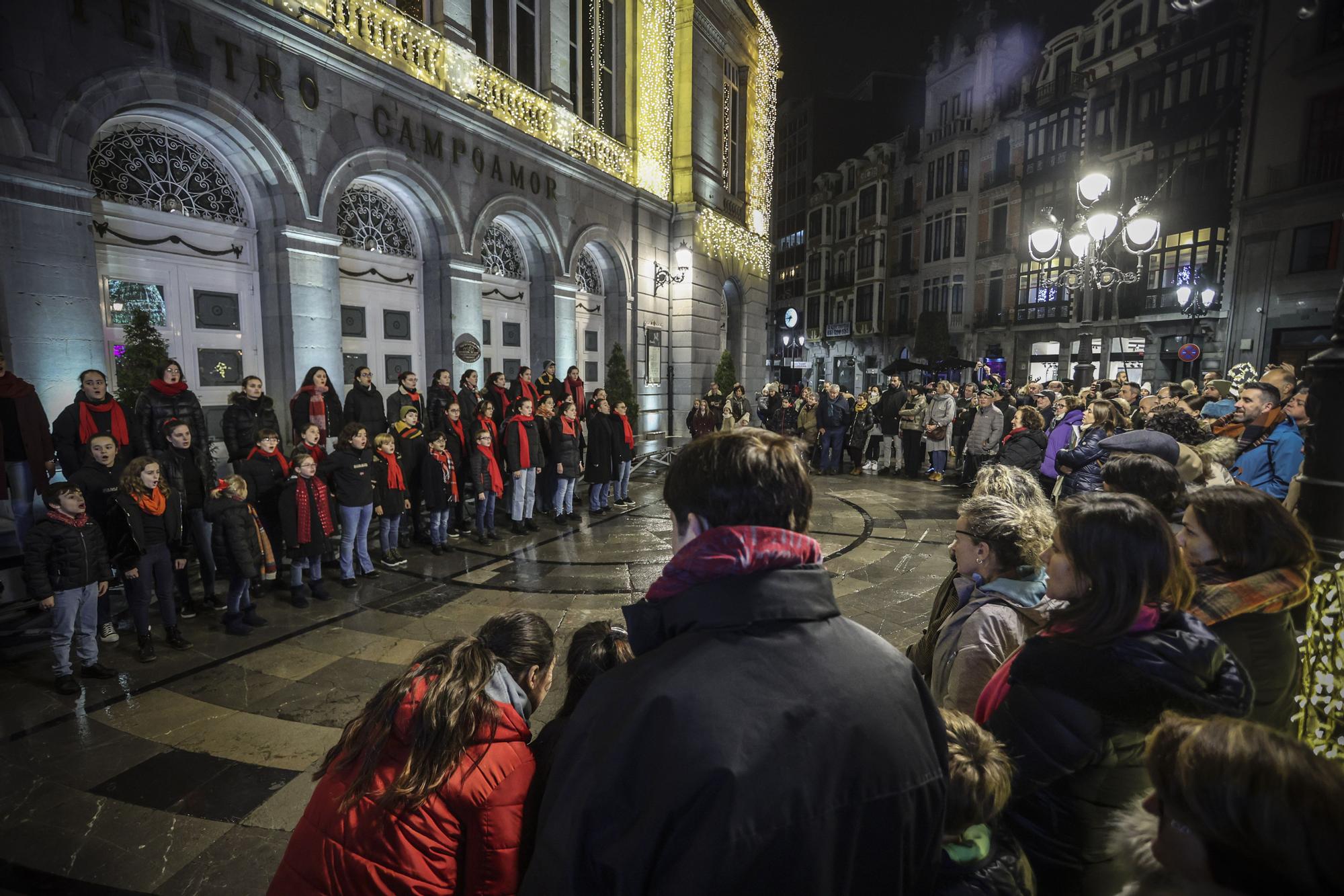 Oviedo exprime un puente con aires navideños