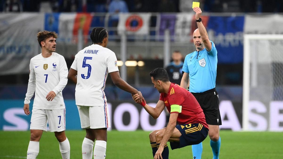 Anthony Taylor, mostrando una tarjeta en la final de la Nations League