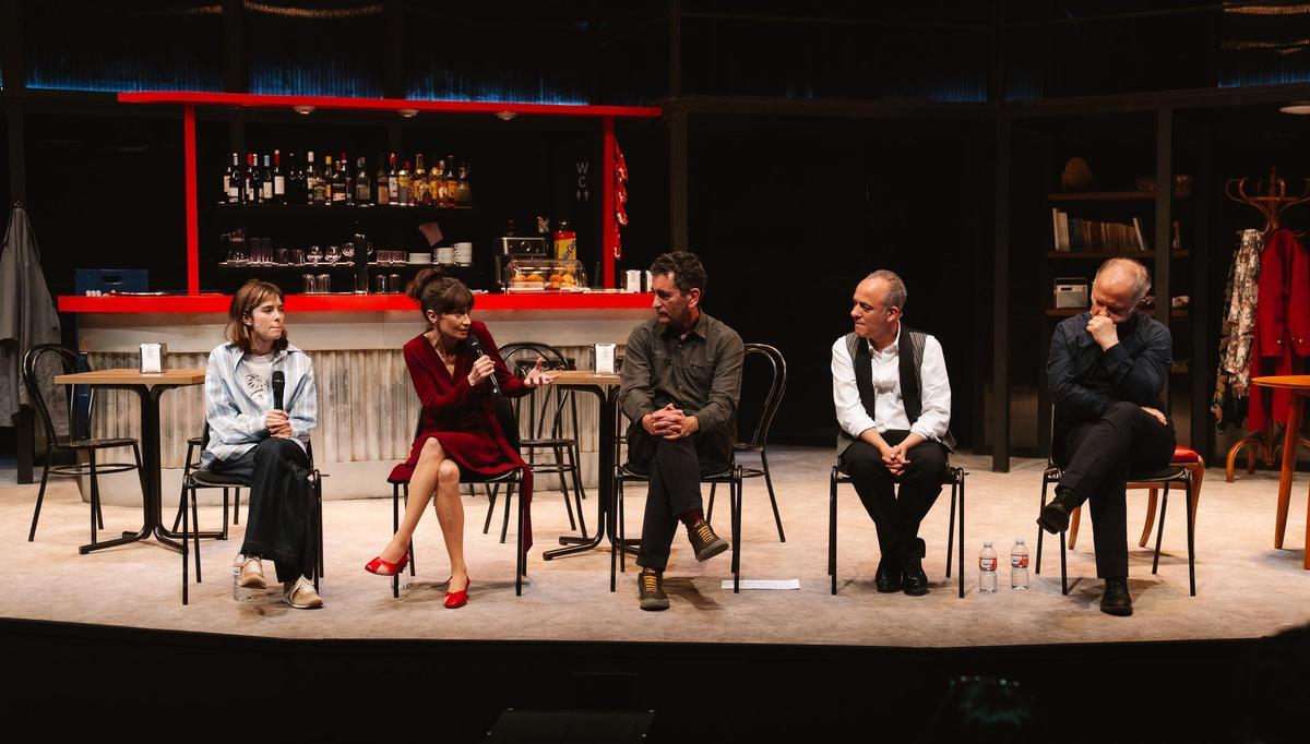 Juan Mayorga (en el centro) y su reparto, durante la presentación a la prensa de 'Los yugoslavos’ en el Teatro de La Abadía.