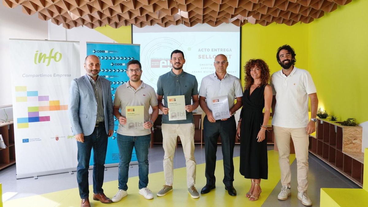 El director del Info, Joaquín Gómez, junto con los miembros de empresas que han obtenido el sello EIBT.