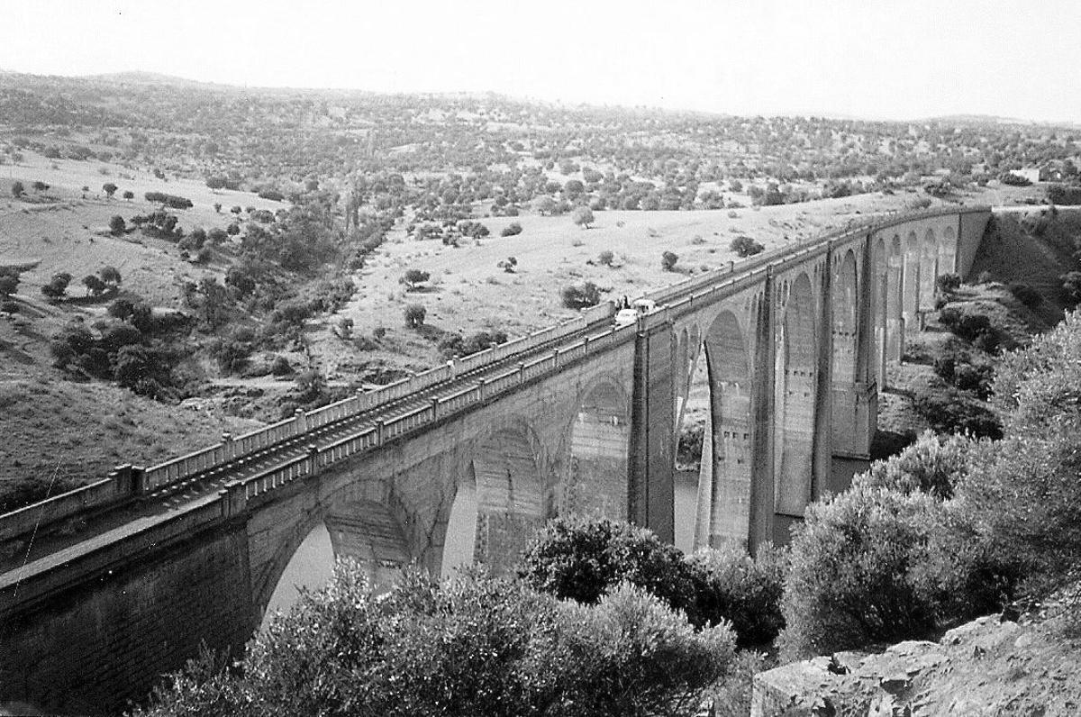 Viaducto del Salto del Moro sobre el río Tajo (1992, archivo de Juan José Ramos Vicente).