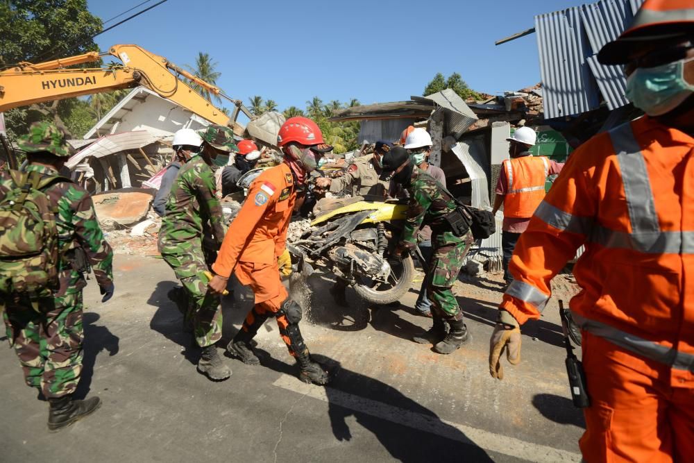 Suben a 131 los muertos por el terremoto en Indonesia