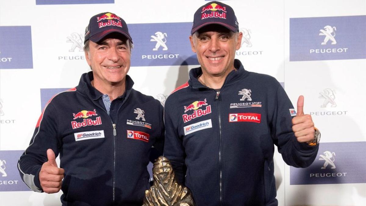 Carlos Sainz y Lucas Cruz en la rueda de prensa tras ganar el Dakar 2018
