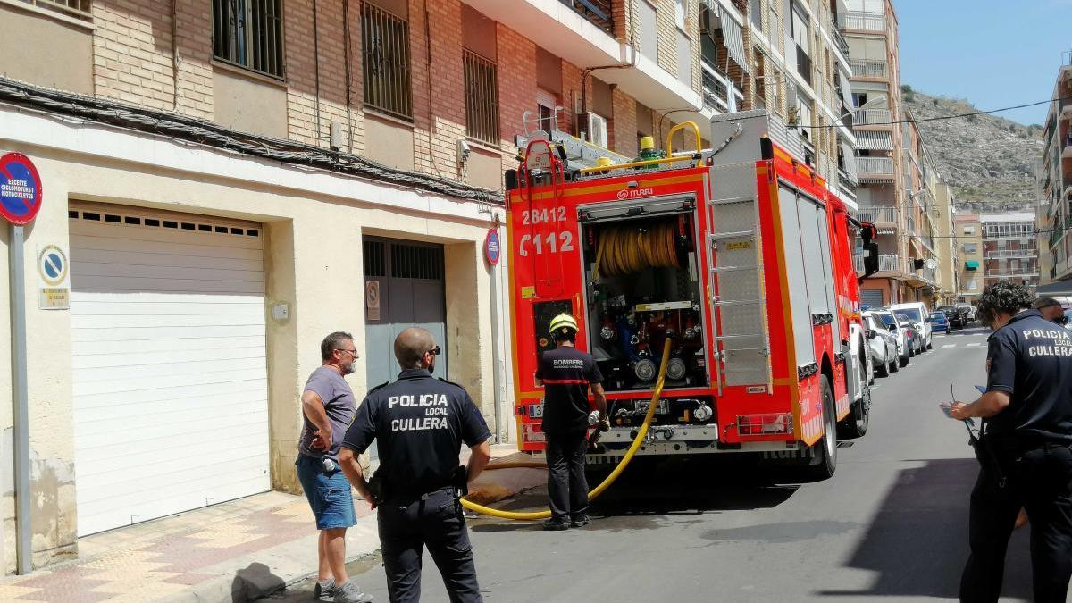 Policías y bomberos ante la finca afectada.