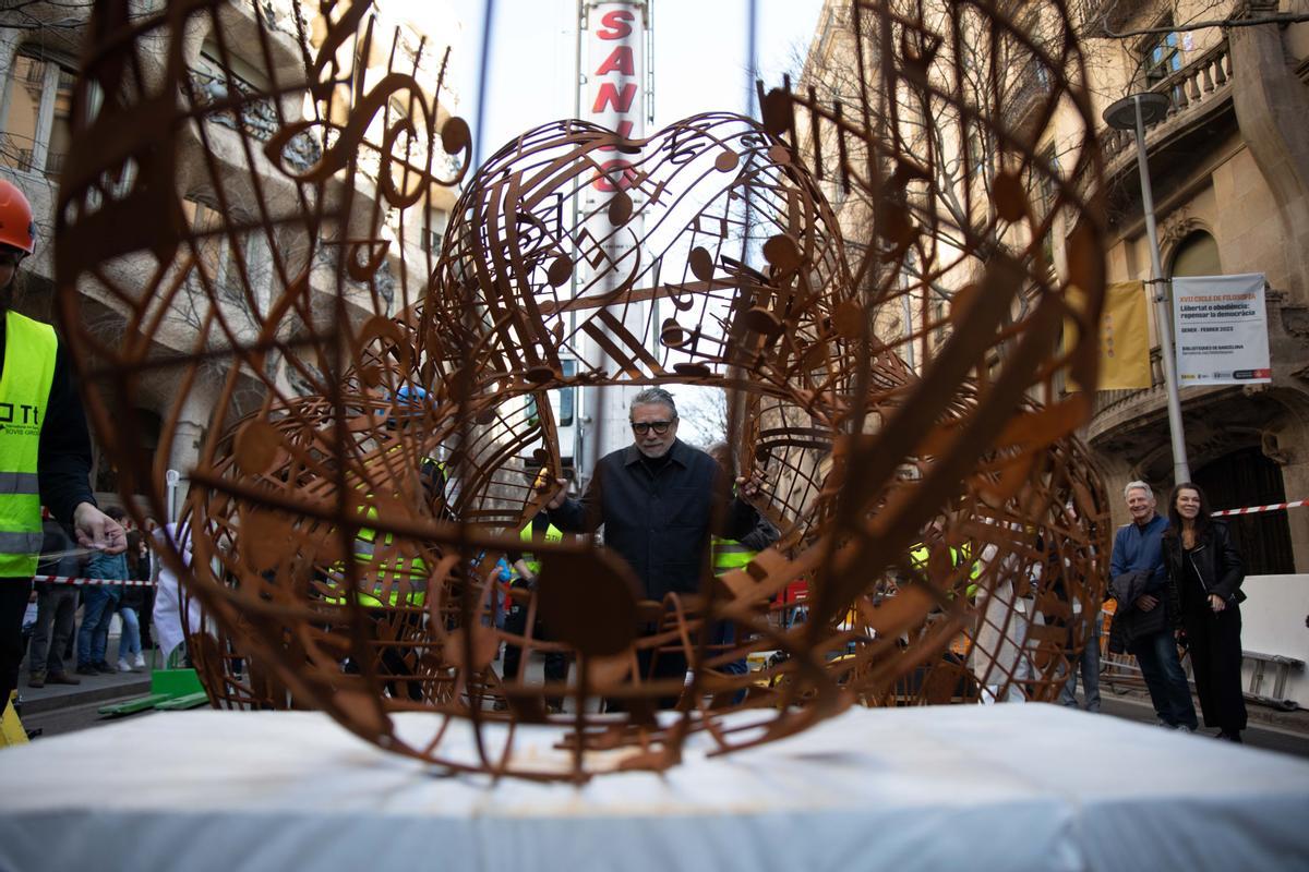 Una escultura de Jaume Plensa corona La Pedrera