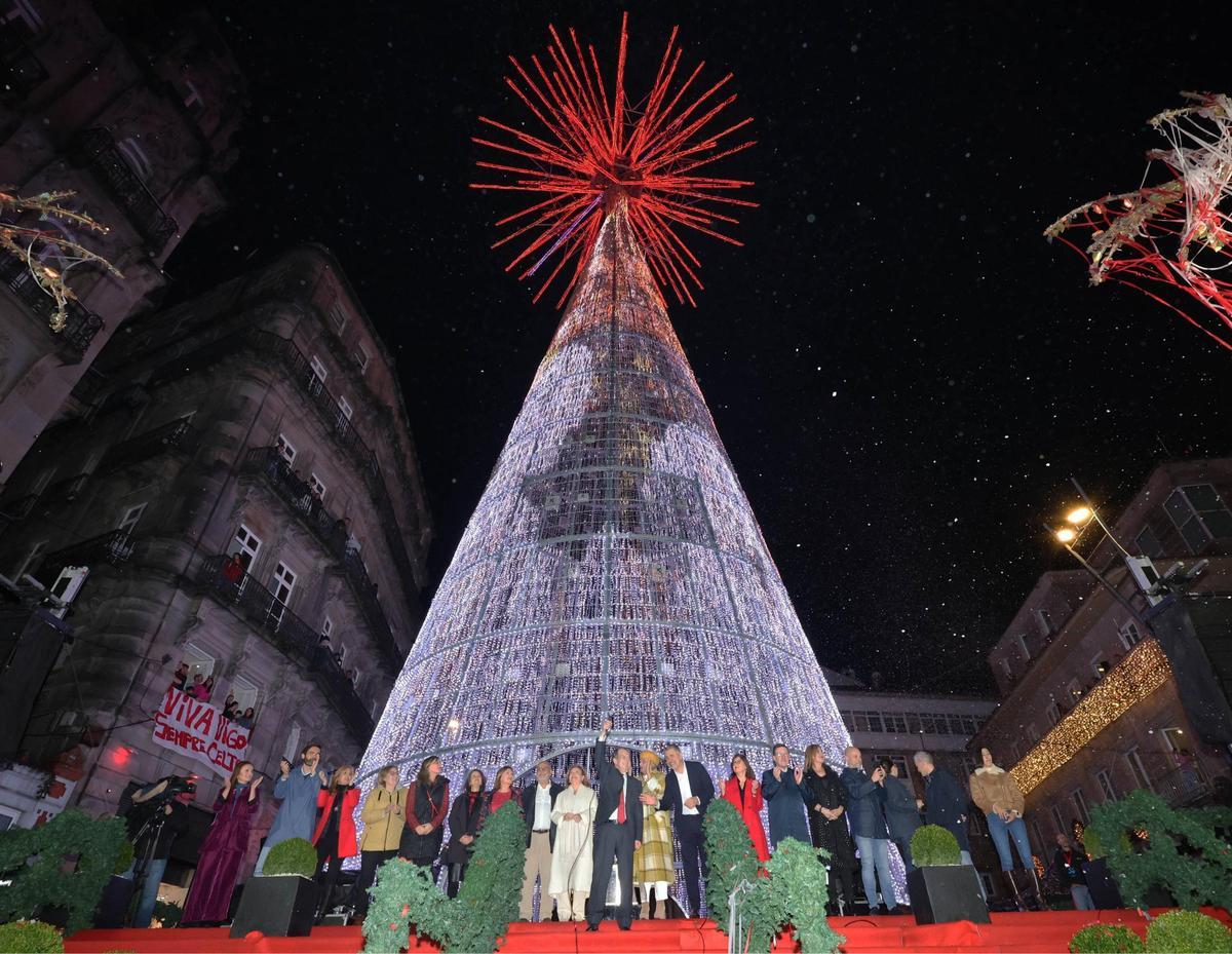 Vigo enciende la Navidad más grande de su historia ante miles de personas
