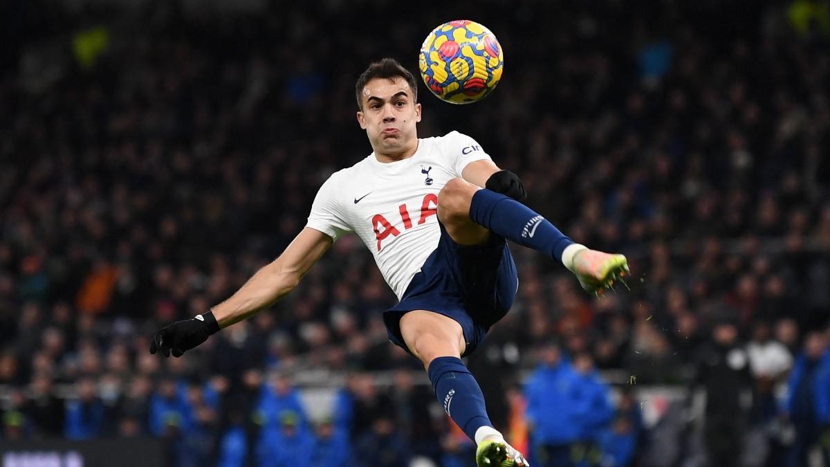 Sergio Reguilón durante un partido de Premier League