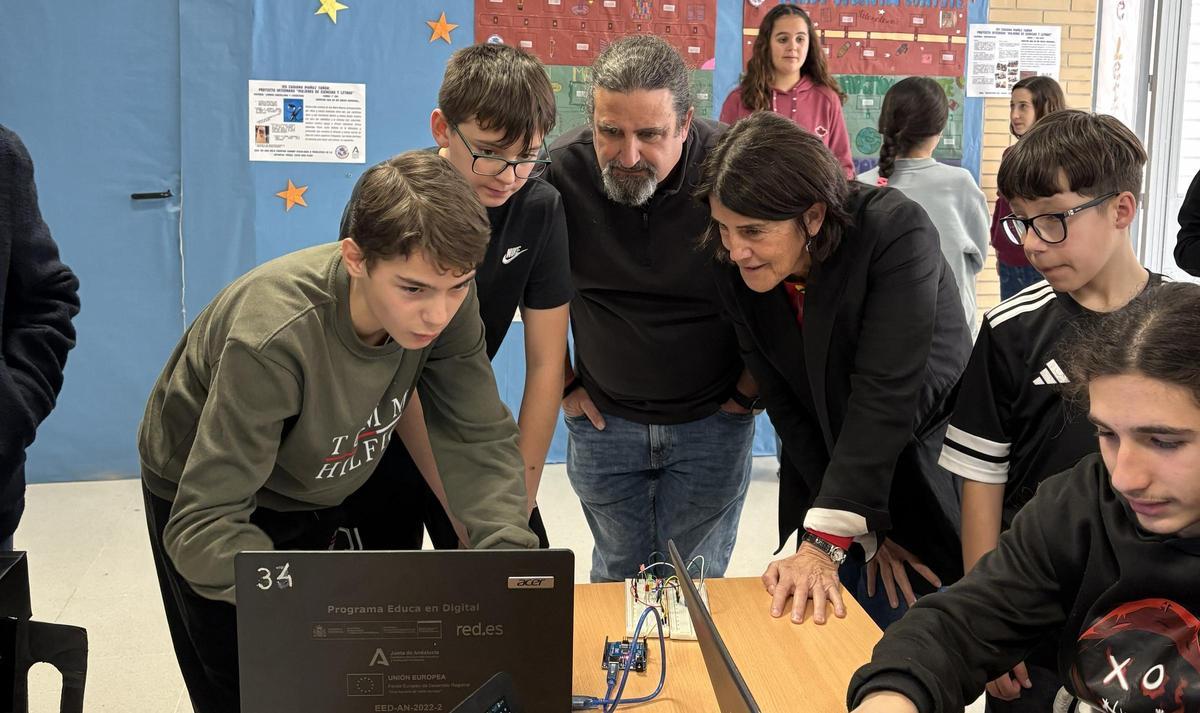 La astrofísica Casiana Muñoz, durante su visita al instituto que lleva su nombre.