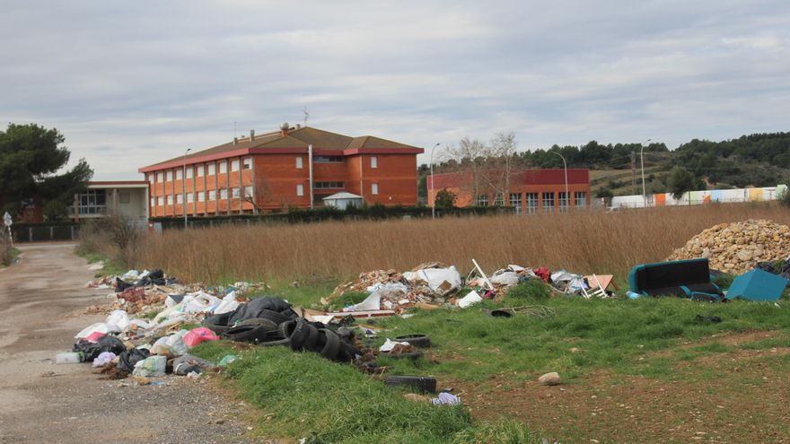 VÍDEO | El Parc Sol de Figueres denuncia els abocaments incontrolats a la falda del Castell