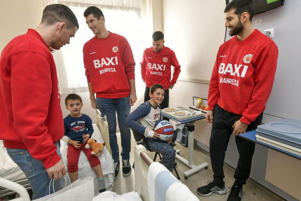 La visita dels jugadors del Baxi a la planta de pediatria de Sant Joan de Déu