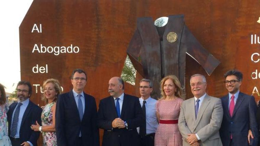 Monumento. La ciudad de Murcia homenajea a los letrados