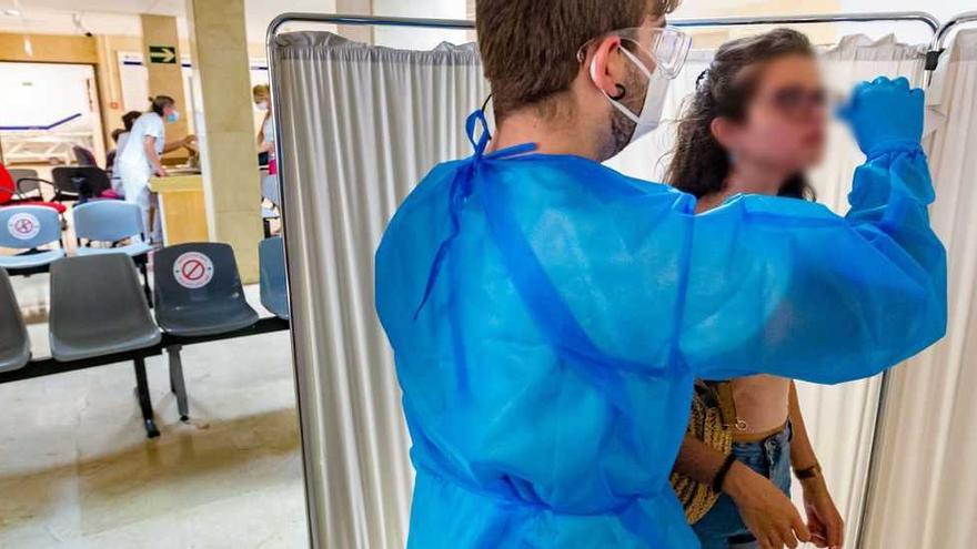 Una joven sometiéndose a una prueba PCR en el Hospital de la Marina Baixa, hace un par de semanas.