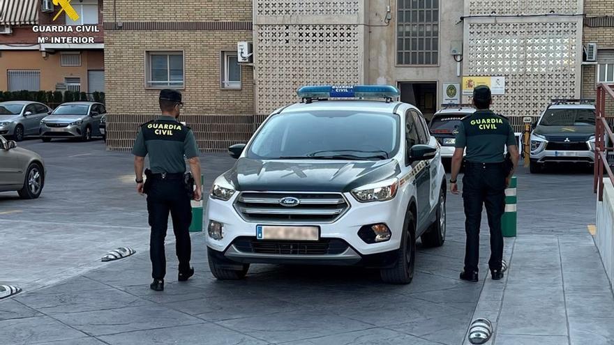 Estrella su vehículo contra un terraplén tras huir de un control de la Guardia Civil en Ibiza