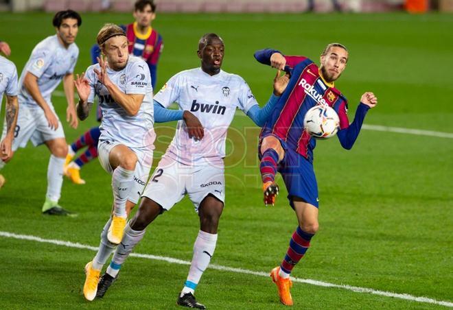 Las imágenes del partido entre el FC Barcelona y el Valencia correspondiente a la jornada 14 de LaLiga Santander disputado en el Camp Nou.