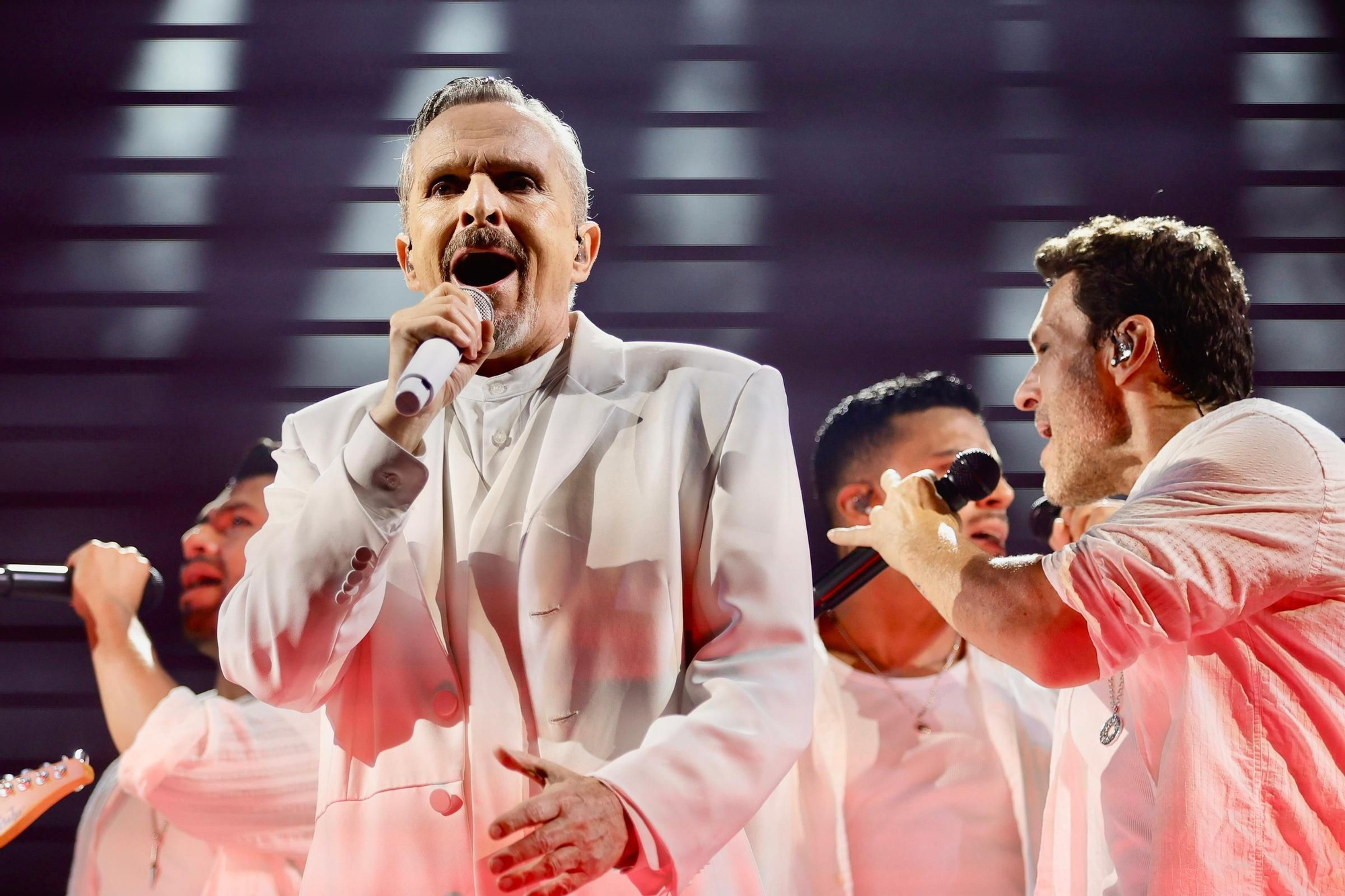 Miguel Bosé disfruta sobre el Ciutat