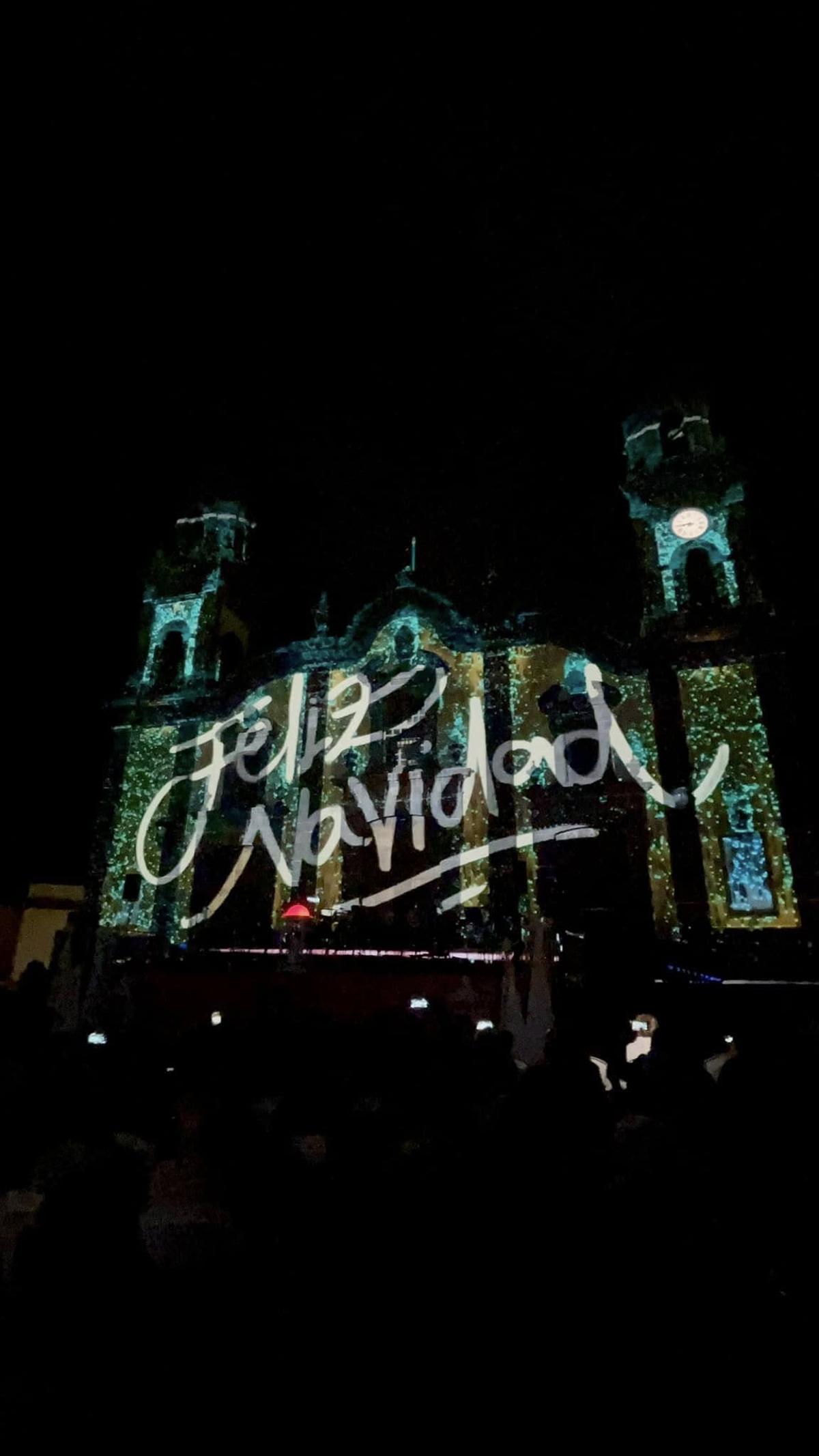 Una de las proyecciones, sobre el frontis de la iglesia de Guía.