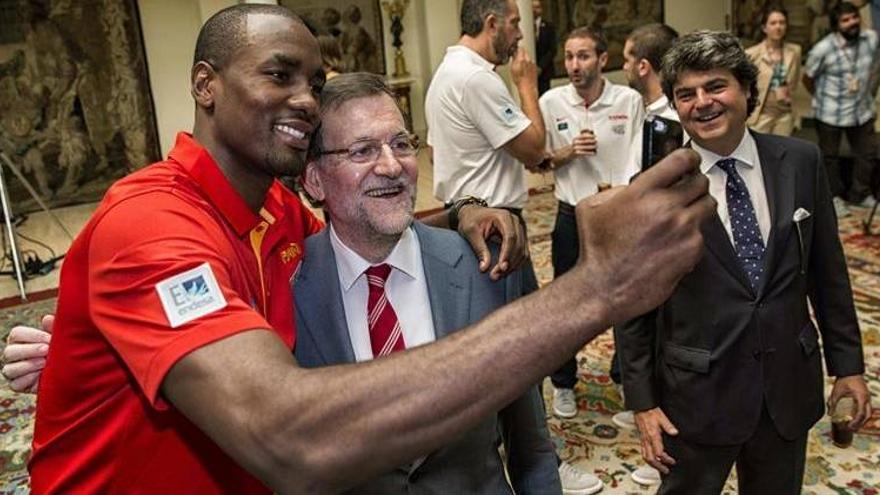 Rajoy publica en su cuenta de Twitter un &quot;selfie&quot; con Ibaka